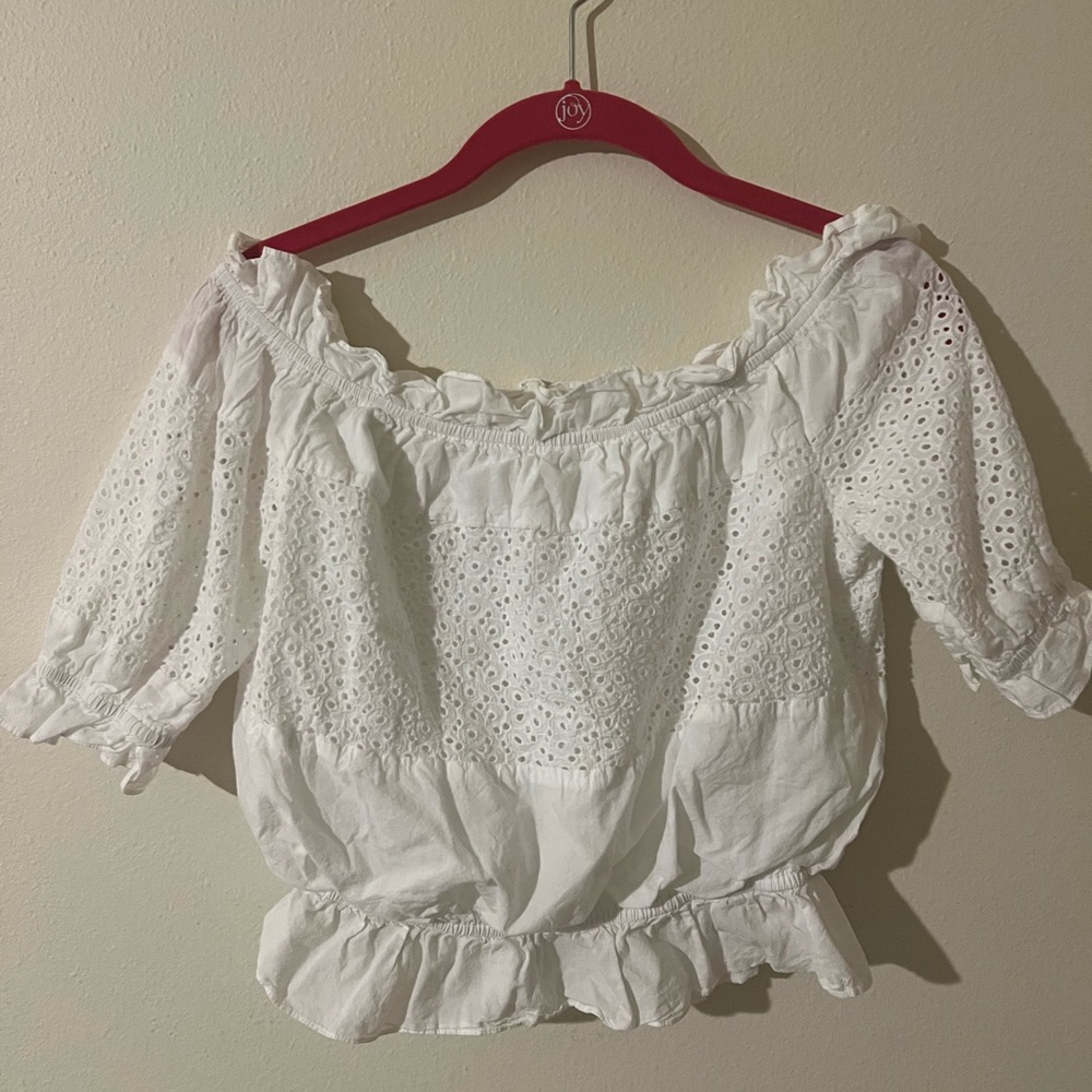Size S white cropped blouse. Brand new could also fit an XS or M. Never worn.